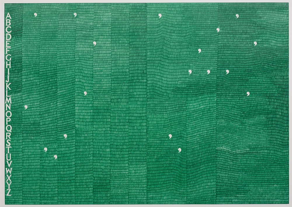 Image de campagne de l'expo. Œuvre abstraite verte avec des signes blancs en forme de virgule et un alphabet vertical à gauche.