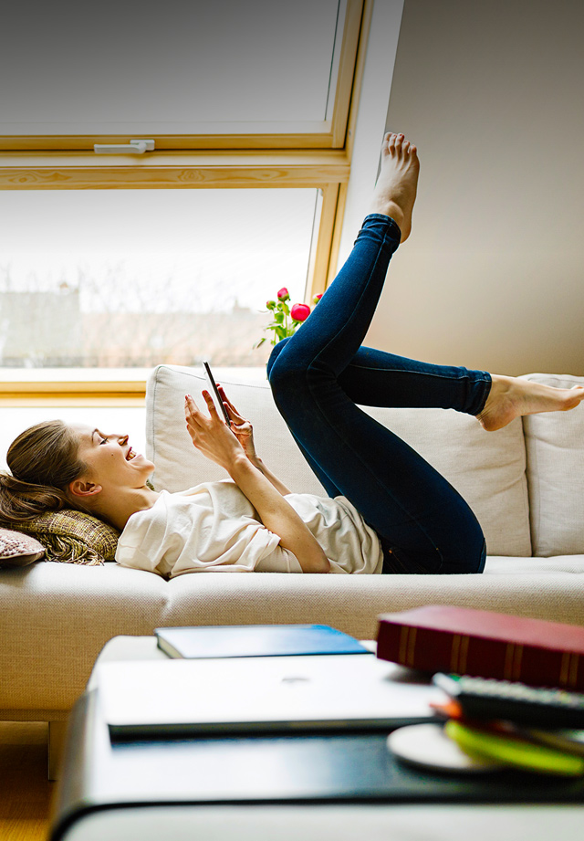 Banner Tessares Mobile: women on couch at home with tablet