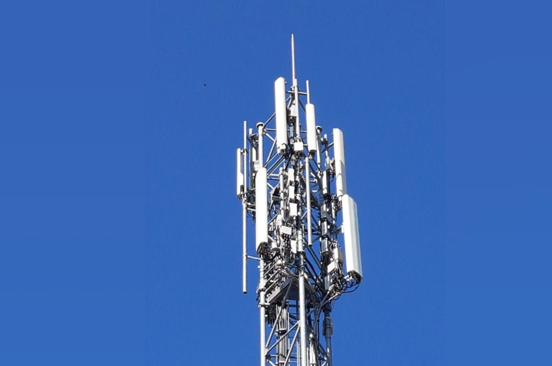 Gros plan sur le sommet d'un mât d'antenne de téléphonie mobile.